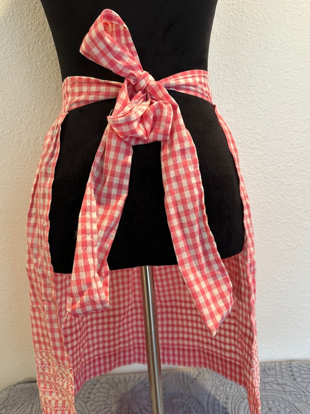 VINTAGE PINK GINGHAM EMBROIDERED APRON - Picture 4 of 6